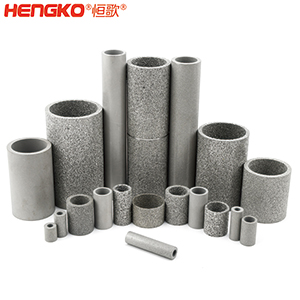 如果您對燒結(jié)不銹鋼濾管筒有任何疑問，您會在這里找到答案。  一、什么是燒結(jié)不銹鋼濾管筒？    是通過加熱或加壓的燒結(jié)工藝制成的特殊金屬管。根據(jù)您需要的金屬類型，可以選擇燒結(jié)不銹鋼金屬管、燒結(jié)銅金屬管或燒結(jié)青銅金屬管。  二、燒結(jié)金屬管有哪些用途？ 1.食品和飲料行業(yè)：防止食物營養(yǎng)成分被沖走，還可以過濾掉污染物。 2.水力發(fā)電廠為您工廠的渦輪機提供動力。保持電力循環(huán)生產(chǎn)。 3.天然氣生產(chǎn)廠可以捕獲氣體中的小污染物。 4.化學加工工業(yè)過濾掉有害污染物，提高化學產(chǎn)品的效率。 5.石油工業(yè)消除污染物來提高石油產(chǎn)品的純度。 6.醫(yī)藥行業(yè)去除藥品中的污染物，并提高藥用價值     三、燒結(jié)金屬管的優(yōu)點是什么？ 1.材料堅固形狀靈活    2.良好的滲透性     3.多種孔隙分布 4.性能穩(wěn)定可以應對來自各種流體的高壓而不會變形。  5.機械強度高可以在高溫高壓等極其惡劣的環(huán)境中使用。 6.可以調(diào)整孔的大小    7.耐腐蝕和熱沖擊   8.設備易于清潔，無需長時間關機。  四、選擇燒結(jié)金屬管時要注意以下幾點：  優(yōu)質(zhì)材料、溫度范圍、微米變化、耐腐蝕、納污能力、機械強度 需要的高強度（恒歌316不銹鋼濾管正反向流動中提供相同的強度）      燒結(jié)金屬管的工作原理  五、什么材料可以制造燒結(jié)金屬管？ 1.燒結(jié)不銹鋼：高機械強度耐腐蝕，在高壓高溫中高效運行不會損壞；  2.銅粉末燒結(jié)管屬不銹鋼替代品，耐腐蝕且經(jīng)濟實惠，但耐溫和強度較差；  3.鎳合金，適用于極端工作條件的燒結(jié)金屬管。     注：燒結(jié)、固化、退火有以下幾個方面的比較：  1.燒結(jié)：這是一種熱處理方法，會使粉末狀物質(zhì)形成整體材料，利用粉末中單個粒子之間發(fā)生的擴散?？梢怨虘B(tài)和液態(tài)下發(fā)生。     金屬粉末  2.養(yǎng)護：是用來加速化學反應的技術，適用于高分子及高分子材料復合。當熱固性聚合物在室溫下無法在合理時間內(nèi)固化時，您將使用固化爐應用高溫來實現(xiàn)固化過程。  （例如，當您將預浸碳纖維覆蓋在模具上時可以固化它，使它保持模具的形狀，單體會在固化溫度下迅速反應，從而形成熱固性聚合物，使預浸墊物質(zhì)變硬。）  3.退火：是一種熱處理技術，用于使用非常高的溫度來減輕物質(zhì)的應力，降低處理物質(zhì)中原子間鍵內(nèi)的內(nèi)應力和整體彈性能。此外，它是指金屬熱處理、高性能聚合物和陶瓷玻璃的術語。  （例如，您可以將冷軋鋼坯退火，制成另一種產(chǎn)品，當內(nèi)部應力不推薦時，例如在進行機加工之前，您可使用此過程，機械加工通過去除材料來改變內(nèi)應力的分布。     六、有哪些類型的燒結(jié)金屬管： 1.燒結(jié)多孔金屬管金屬管上的孔有助于過濾過程，運營成本低，但由于表面積小效率較低。     2.褶皺燒結(jié)金屬管表面積大于多孔金屬管，過濾效率高，但成本也高。     七、能清洗燒結(jié)金屬管嗎？ 建議定期清潔設備上累積的污染物提高效率，確保其經(jīng)久耐用并發(fā)揮最佳性能，延長使用壽命。  在 Hengko我們將幫助您獲得合適的燒結(jié)不銹鋼濾管筒以滿足獨特的應用要求。您有任何疑問，請隨時聯(lián)系我們的團隊。www.mielediulmo.com